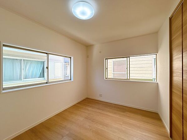 【リフォーム済】2F北西側洋室約6帖の写真です。クロス、床張り、建具の交換照明器具の新設等行いました。