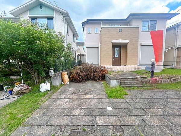 【駐車場】駐車場の写真です。奥行もしっかりあります。また間口も広いので駐車が苦手な方でも楽々駐車できますね。日々のストレスが軽減出来て良いですね。草木伐採を行います。