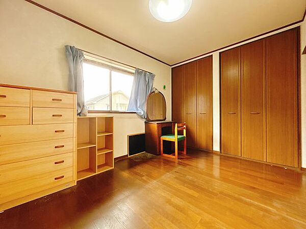 【現況販売】西側洋室の写真です。荷物の撤去を行います。