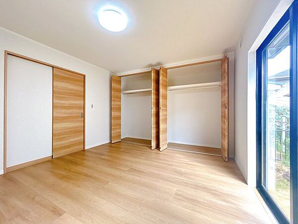 【リフォーム済】1F洋室約8帖の写真です。クロス、床張り、建具交換照明器具新設等行いました。