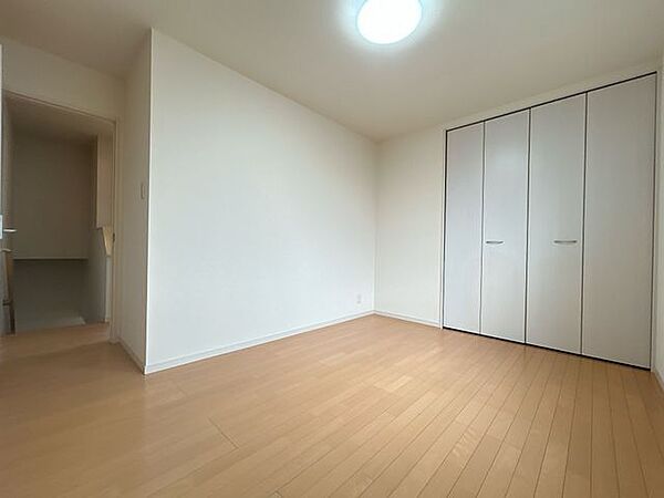 【リフォーム済】3階洋室約6.5帖です照明交換を行いました。二面採光のため陽当たり良好です。