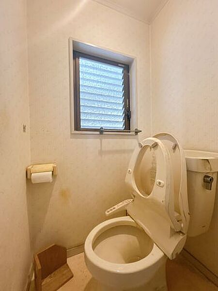 【リフォーム中】2階トイレの写真です。温水洗浄付きトイレに新品交換を行います。