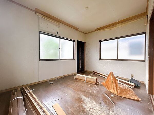 【リフォーム中】2階南側洋室約6帖の別角度の写真です。クロス張替え、フローリング上張り等行います。