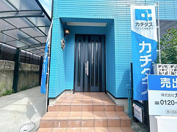 【玄関】玄関の写真です。玄関ポーチは屋根つきです。ちょっとそこまでの時に便利な折りたたみ自転車も玄関先に置けますよ。
