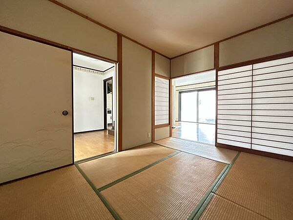 【現況販売】和室約6帖の写真です。リビングから繋がっています。