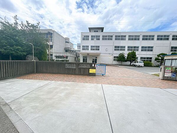 明石市立江井ヶ島小学校まで約1100ｍ。徒歩約16分。