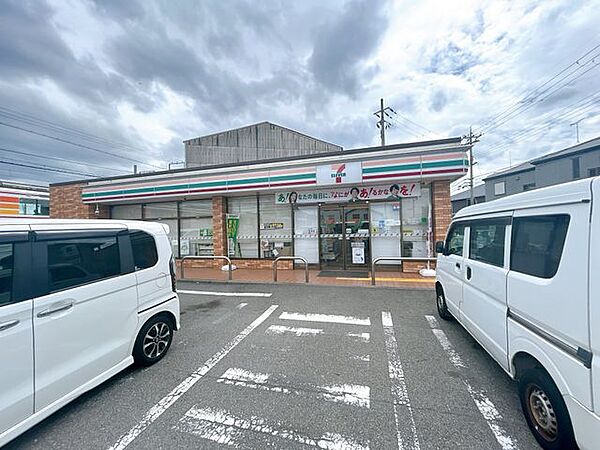 セブンイレブン明石西江井ヶ島店まで約650ｍ。徒歩約9分。