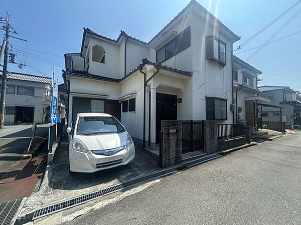 【リフォーム中】現地外観の写真です。普通車1台駐車可能です。高圧洗浄を行います。玄関前の門柱を撤去し駐車しやすいよう拡幅工事を行います。