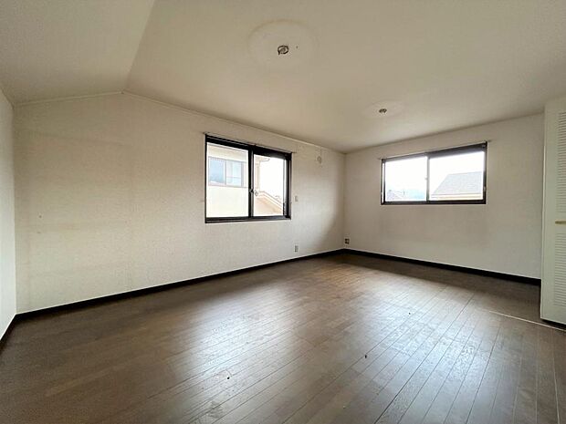 【現況】2階12畳洋室の写真です。床はフローリングを張り替え、天井壁クロスも張り替える予定です。12帖あるので部屋を区切って使用するのもいいですね。