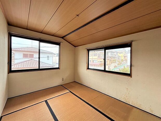 【現況】2階北側洋室になるお部屋の写真です。床はフローリングで仕上げ、天井は既存の物を使用します。和洋室として温かみのある空間に仕上げます。