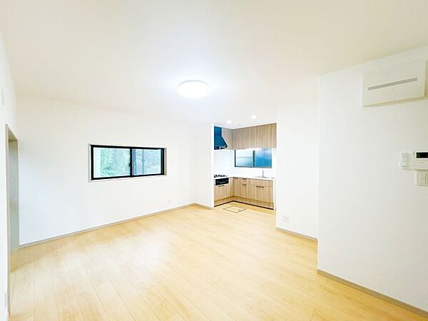 【リフォーム済】リビングの写真です。約12帖ございます。フローリング・クロス張替えを行いました。