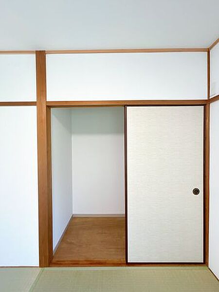 【リフォーム済】2階6帖和室の収納写真です。