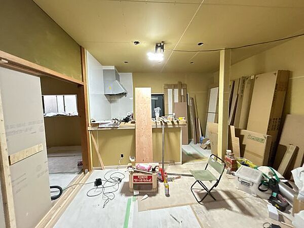 【リフォーム中】和室を取り込んで19.5帖のリビングにリフォームします。床はフロア張替え、壁天井はクロス張替えを行います。耐震補強工事を行います。