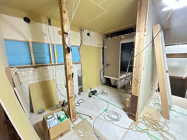 【リフォーム中】洗面所です。洗面台はパナソニック製の新品に交換します。床はクッションフロア張替え、壁天井はクロス張替えを行います。