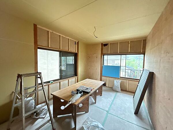 【リフォーム中】2階6帖の洋室です。床はフロア張替え、壁天井はクロス張替えを行います。耐震補強工事を行います。