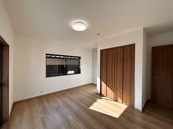 【リフォーム済】2階南側約6帖洋室の写真です。フローリング・クロス仕上げを行いました。