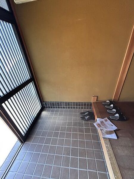 【リフォーム予定】玄関内観です。床はフロア新品、壁天井はクロスを行います。