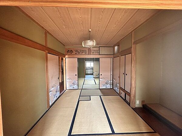 【リフォーム予定】リビングの別角度写真です。続き間の和室と縁側を取り込んで15.75帖のリビングにする予定です。