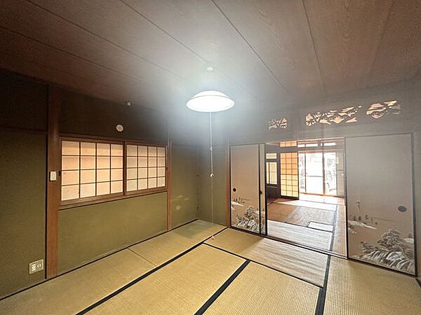 【リフォーム予定】リビングの別角度写真です。続き間の和室と縁側を取り込んで15.75帖のリビングにする予定です。