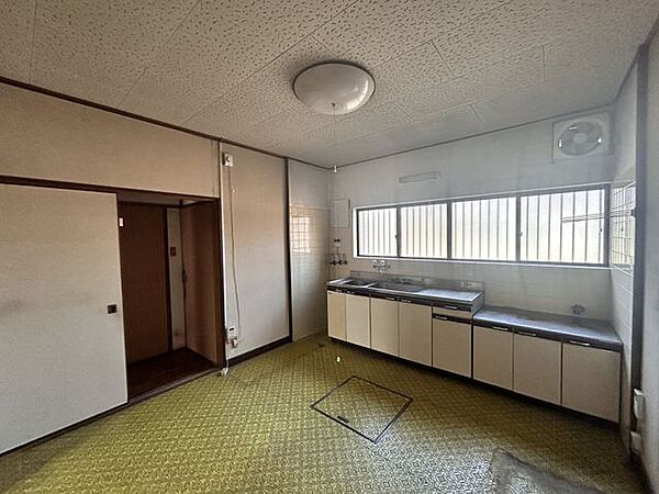 【リフォーム予定】リビングは拡張することで15.75帖の広さになります。床はフロア上張り及び張替え、壁天井はクロス張替えを行います。