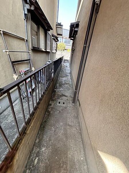 【リフォーム予定】建物側方のスペースです。外壁は全面塗装を行います。