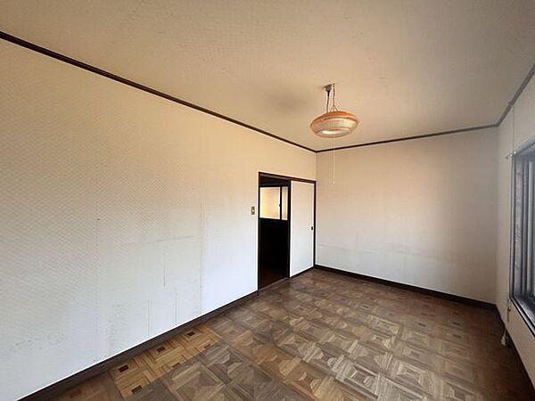 【リフォーム予定】2階北東側7.5帖洋室の別角度です。フローリング重ね張り・クロス張替えを行う予定です。