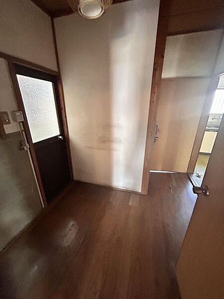 【リフォーム予定】1階廊下です。床はフロア上張り、壁天井はクロス張替えを行います。