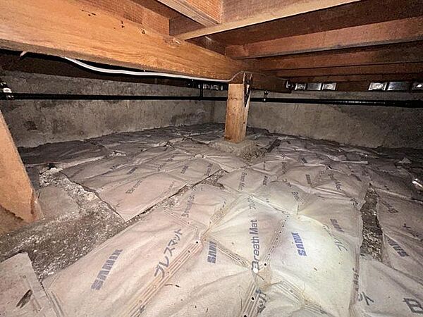 【床下】中古住宅の3大リスクである、雨漏り、主要構造部分の欠陥や腐食、給排水管の漏水や故障を2年間保証します。その前提で床下まで確認の上でリフォームし、シロアリの被害調査と防除工事もおこないます。