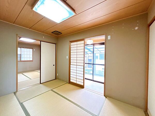 【現況販売】1階6帖和室の写真です。南側の縁側は日差しが入り気持ちよさそうですね。