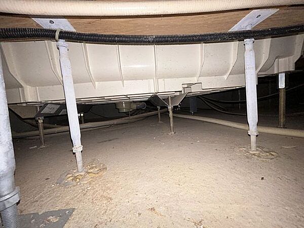 【床下】中古住宅の3大リスクである、雨漏り、主要構造部分の欠陥や腐食、給排水管の漏水や故障を2年間保証します。その前提で床下まで確認の上でリフォームし、シロアリの被害調査と防除工事も行いました。