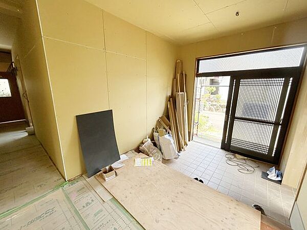 【リフォーム中】玄関タイルはクリーニングを行います。床面はフロア上張り、壁はクロス張替えを行います。