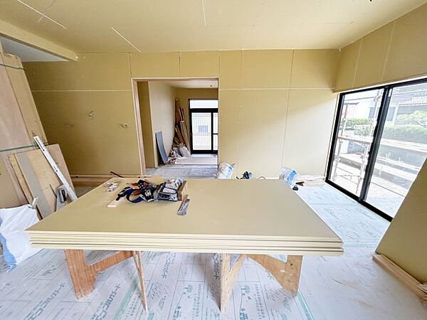 【リフォーム中】リビングは16帖の対面キッチンのリビングにリフォームします。床はフロア張替え、壁は石膏ボード施工からクロス仕上げになります。耐震補強工事を合わせて行います。