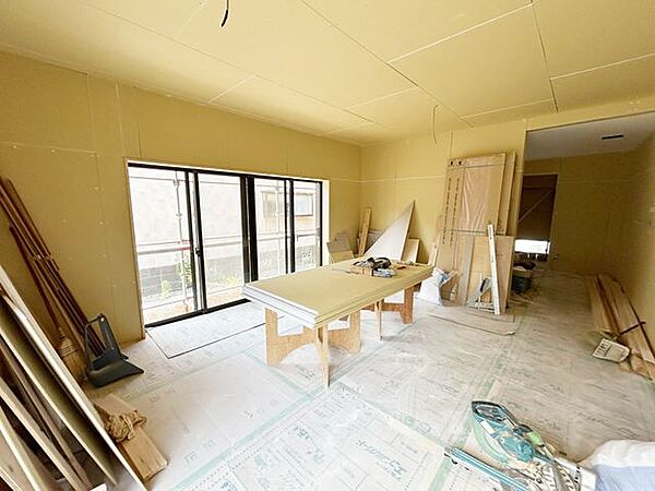 【リフォーム中】リビングは16帖の対面キッチンのリビングにリフォームします。床はフロア張替え、壁は石膏ボード施工からクロス張替えを行います。耐震補強工事を合わせて行います。