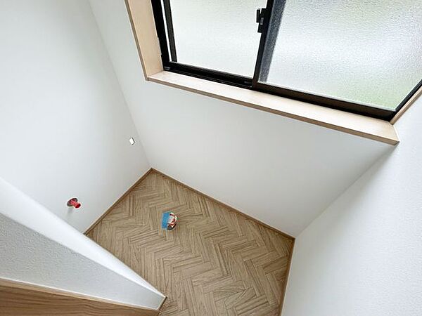 【リフォーム中】トイレは温水洗浄機能付きの新品に交換します。床はクッションフロア張替え、壁はクロス張替えを行います。