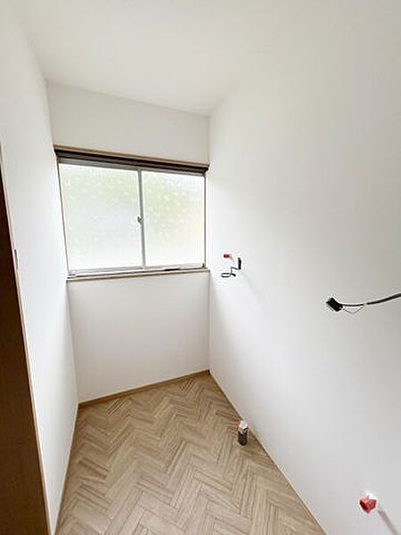 【リフォーム中】洗面所です。洗面台はパナソニック製の新品に交換する予定です。床はクッションフロア張替え、壁はクロス張替えを行います。
