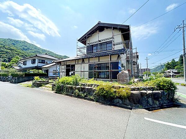 【リフォーム中】外壁、雨樋、破風等は全面塗装を行います。屋根瓦は専門業者による補修を行います。