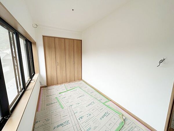 【リフォーム中】2階3.75帖は拡張して5帖の洋室にリフォームします。床はフロア張替え、壁は石膏ボード施工からクロス仕上げになります。