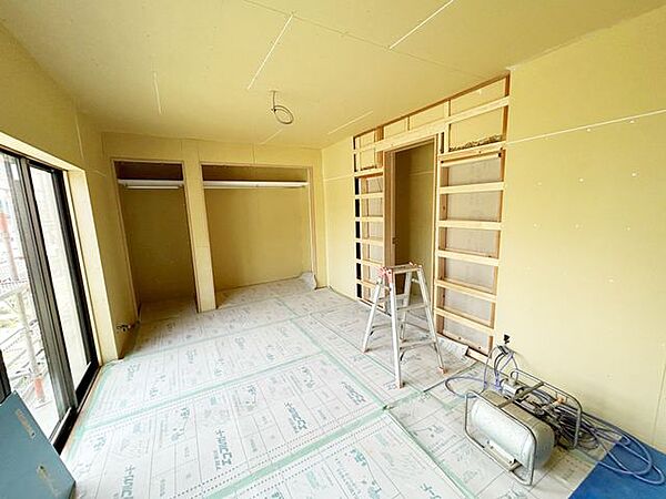 【リフォーム中】1階6畳和室は7.5帖洋室にリフォームします。床はフロア張替え、壁はクロス張替えを行います。耐震補強工事を合わせて行います。
