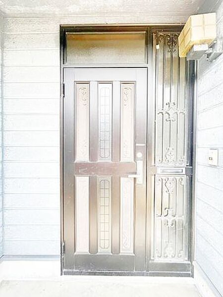 【リフォーム中】玄関ドアの写真です。鍵交換を行う予定です。防犯面で安心できますね。