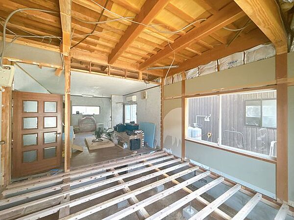 【リフォーム中】リビングの写真です。和室を取り込む予定です。対面キッチンになる予定ですのでご家族の様子を見ながらお料理を行うことができますね。