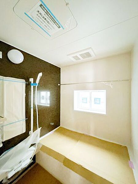 【リフォーム中】浴室の写真です。ハウステック製のユニットバスに交換いたしまっした。1坪サイズになりますので足を伸ばしてゆったりできそうですね。