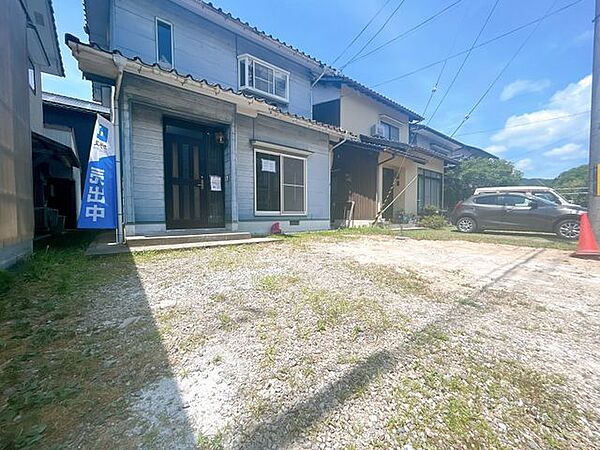 【リフォーム中】駐車場の写真です。整地を行う予定です。並列2台駐車可能です。（車種による）