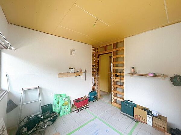 【リフォーム中】2階北東約4.5帖洋室の別角度写真です。2面採光になっております。