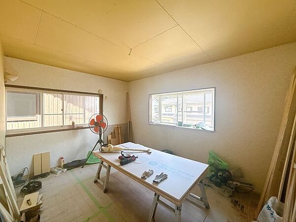 【リフォーム中】2階南東側約6帖洋室の写真です。クロス張替え、フローリング重ね張りを行う予定です。