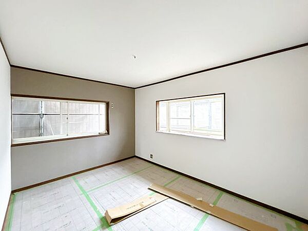 【リフォーム中】2階南東約6帖洋室の別角度写真です。