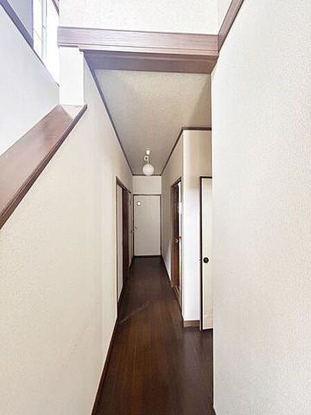 【リフォーム中】1階廊下の写真です。クロス張替え、フロア重ね張りを行う予定です。