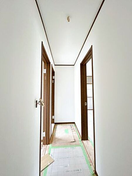 【リフォーム中】2階廊下の写真です。クロス張替え、フローリング重ね張りを行う予定です。