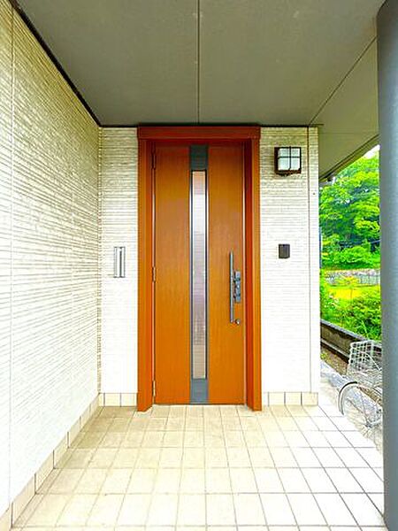 【リフォーム中】玄関ドアの写真です。鍵交換を行う予定です。