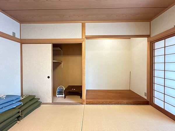 【リフォーム中】1階東側約8帖の和室の収納です。