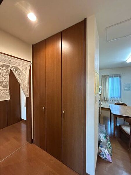 【リフォーム中】洗面室前のキッチン収納の写真です。